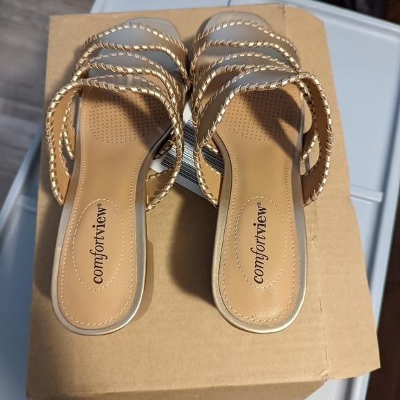 ð
ºCOMFORTVIEW Gold Mules - Picture 2 of 6